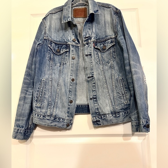 SOLD **Perfectly Distressed Levi’s Jean Jacket** Around M/L can see the size - Picture 2 of 13